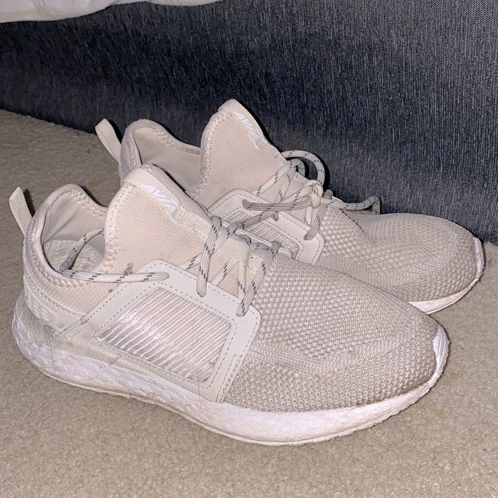 Size 8 Avia sneakers